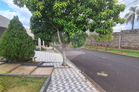 Casa térrea no Condomínio Jardim Botânico , localizado na cidade Bady Bassit/SP .