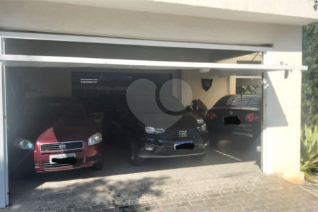 Sobrado com 224m² , 3 dormitórios , sendo 2 suítes , 3 vagas de garagem , 7 banheiros , à venda na Vila Scarpelli em Santo André.
