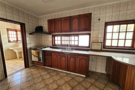 Casa Antiga, Charmosa e Muito Bem Localizada no Condomínio Faber Castell I á venda