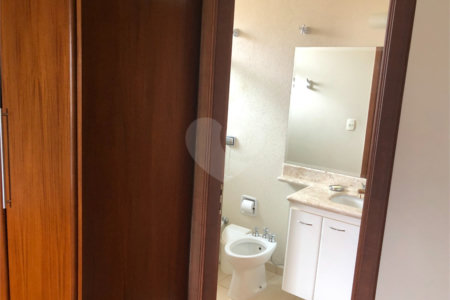 Casa no condomínio Damha I.
