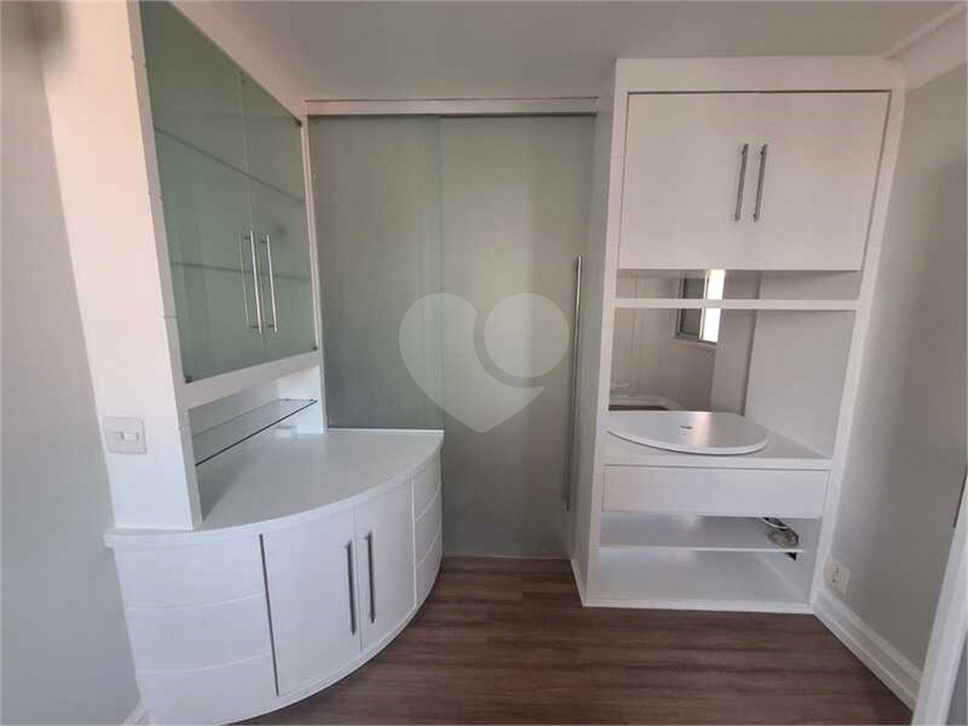 Apartamento para locação com 2 dormitórios, sendo 1 suíte com 02 vagas, totalmente climatizado nos 3 ambientes