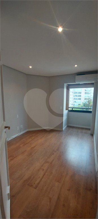Apartamento à venda no Campo Belo de 245m² com 3 suítes e 3 vagas