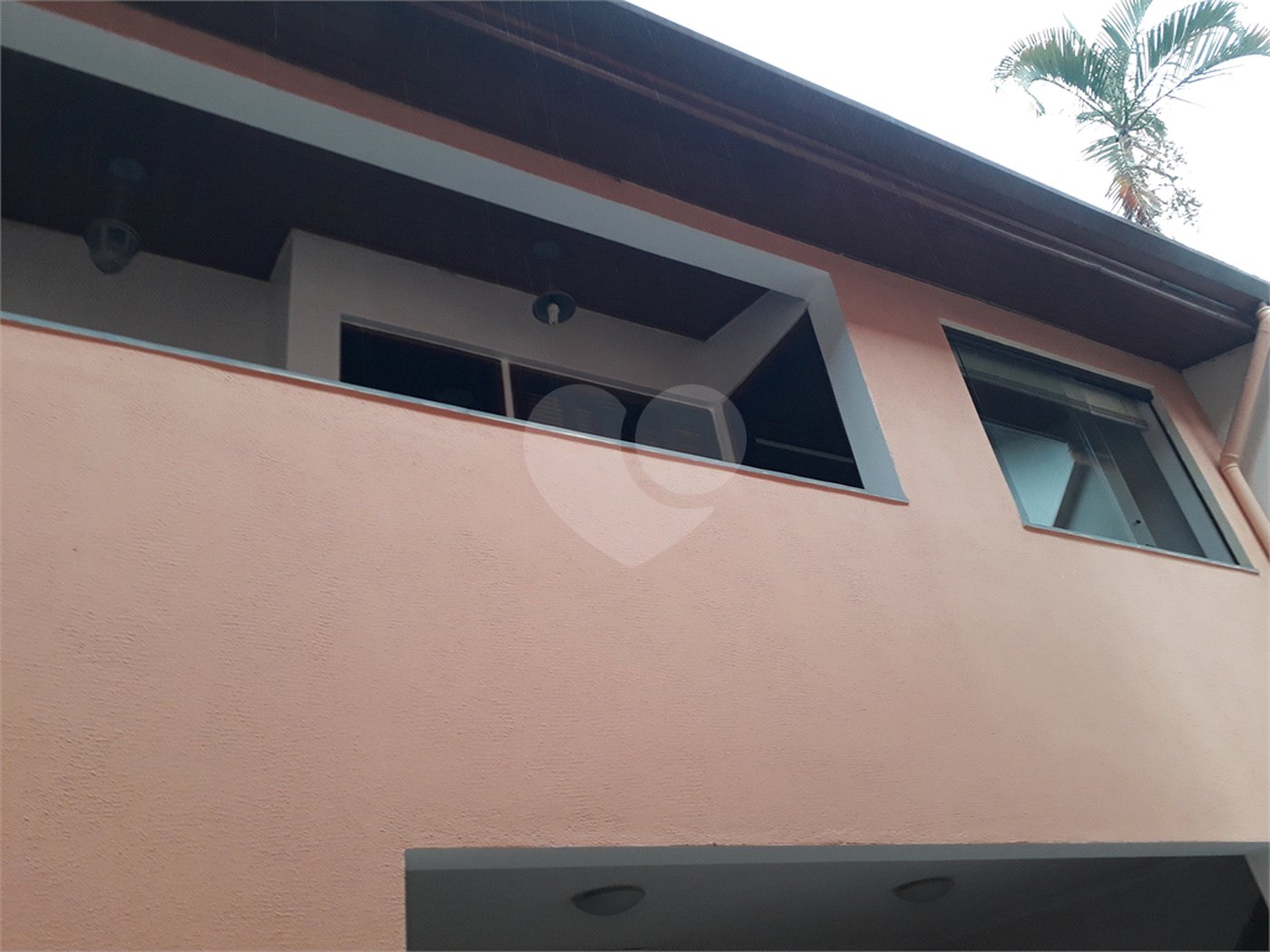 Mansão em condomínio, com 6 suites, e vagas para 15 autos....