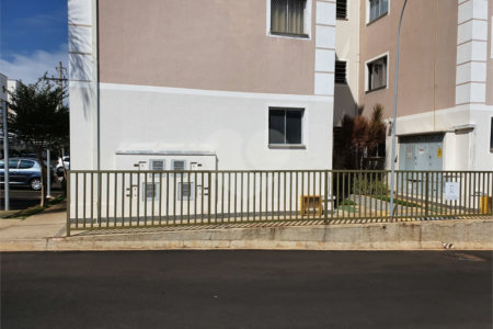 Apartamento no Condomínio Parque Alamo.