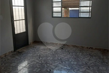 Casa térrea com 2 dormitórios.