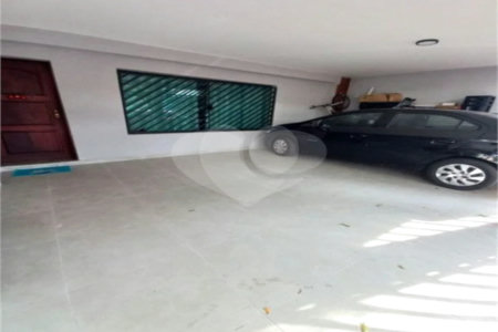 Casa de 85m2 com 3 dormitórios e 2 vagas de garagem localizado no Bosque da Saúde