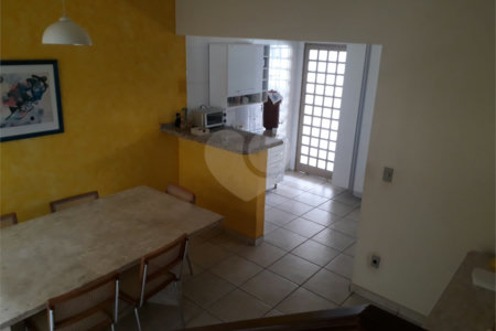 Sobrado com quintal amplo e arborizado a venda