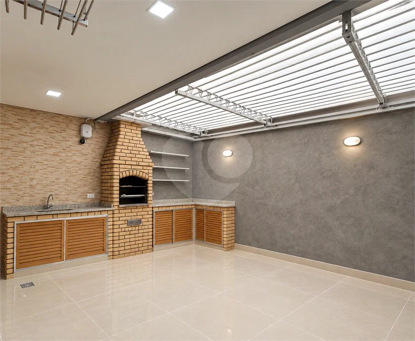 Sobrado geminado com 185 m², 3 suítes, closet, 4 vagas, área gourmet, sótão, energia solar, aquecimento de água e sistema completo de segurança.