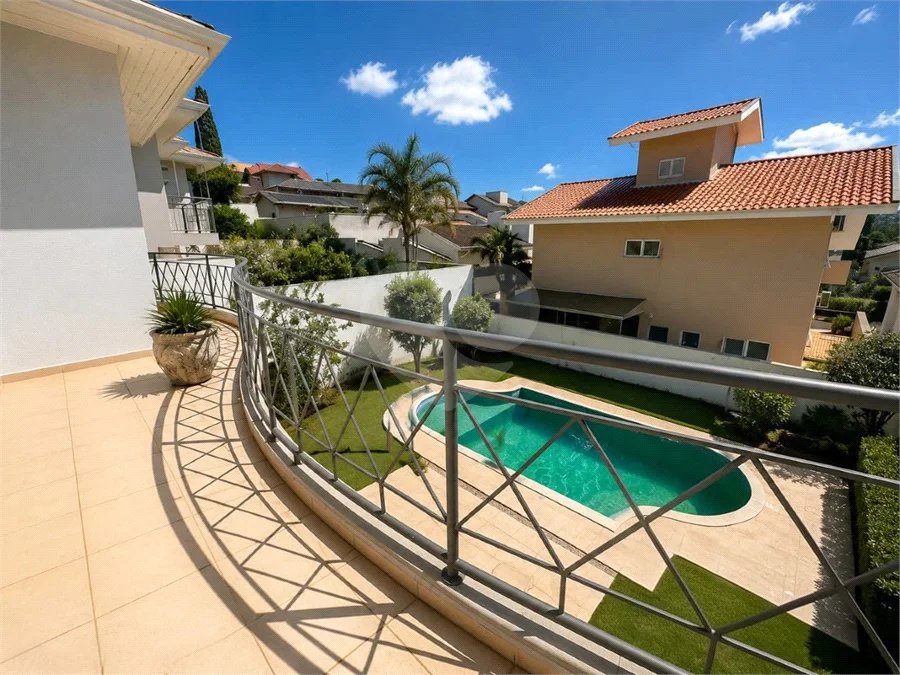Casa à venda com 3 suítes no condomínio Recanto dos Paturis, Vinhedo - SP
