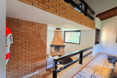 Indaiatuba- Vale das Laranjeiras - Vista dos fundos para o lago - Casa assobradada - 3 pisos, 4 quartos, 2 suítes, uma com hidro ,escritório, sala 3 ambientes, lareira, lavabo,cozinha ampla, despensa, lavanderia, churrasqueira, forno pizza, 6 wcs, piscina, jardim despensa, garagem, segurança