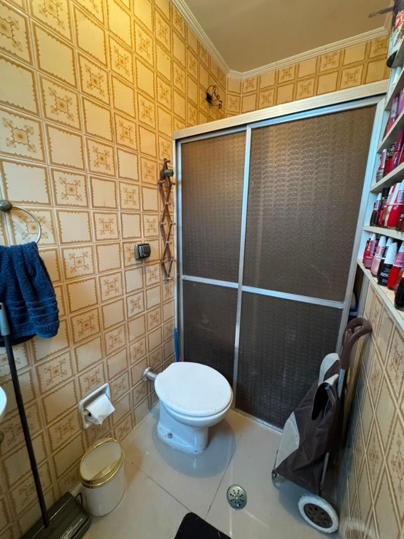 Apartamento com 2 dormitórios e suíte + dependência de serviço completa na Ponta da Praia – Localização privilegiada próximo à Praça Dino Bueno