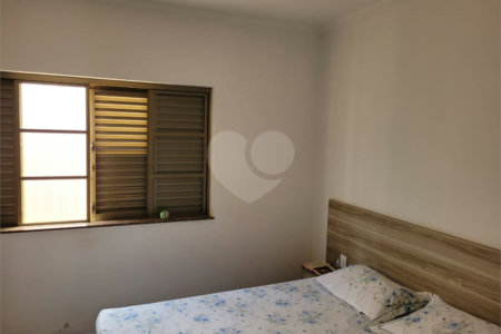 Casa térrea com 2 dormitórios, sendo 1 suíte.