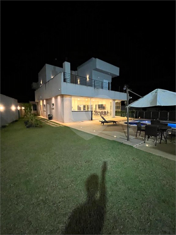 Casa à venda com 4 suítes no condomínio Figueira Garden, Atibaia - SP