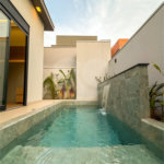 Indaiatuba - Condominio Sapezal - R$ 2.400.000,00 - Área Total 360,00 m² - Área Construída 213,32 m² - TÉRREA - 03 suítes sendo a master com closet; - Escritório; Lavabo; Cozinha com cooktop e planejados; Gourmet com churrasqueira; Ambientes preparados para ar condicionado; Piscina com cascata,