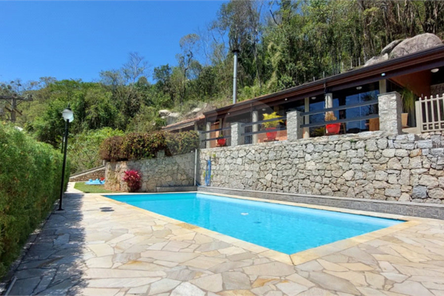 Casa à venda com 3 quartos, sendo 2 suítes, no condomínio Alpes de Caieiras, Caieiras - SP