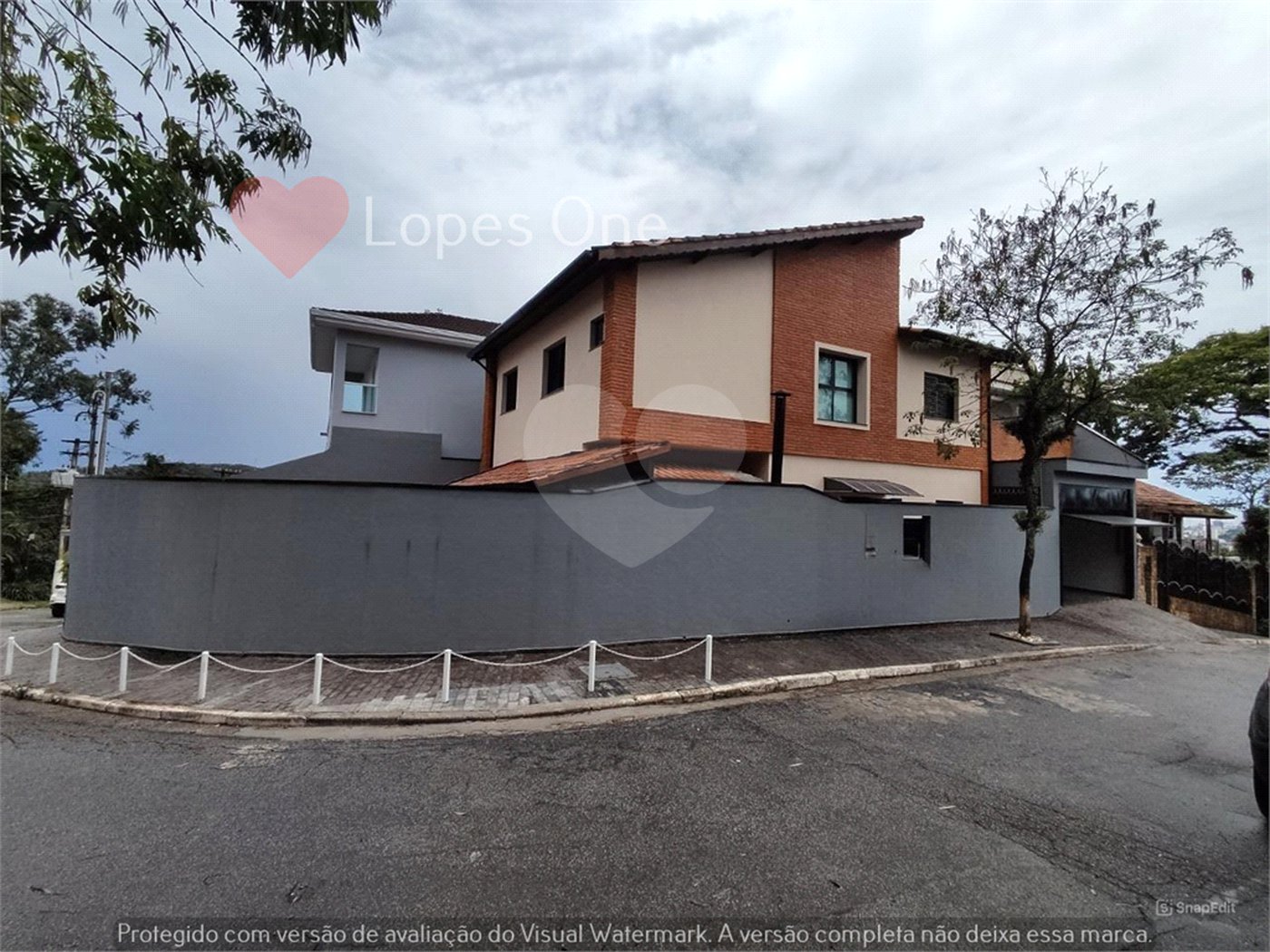 Casa à venda com 3 quartos, sendo 2 suítes, no condomínio Filipe de Vitry, São Paulo - SP