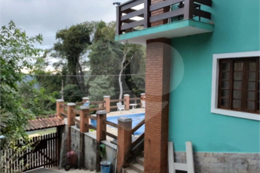 Casa à venda com 4 quartos, sendo 1 suíte, no condomínio Parque Suiça, Caieiras - SP