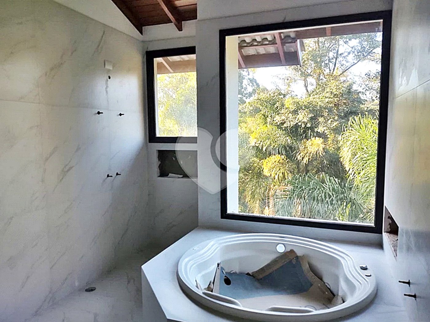 Casa à venda com 4 quartos, sendo 3 suítes, no condomínio Cantareira, Mairiporã - SP