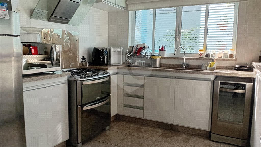 Sobrado à venda com 4 quartos, sendo 2 suítes,  em Vila Gilda, Santo André, SP