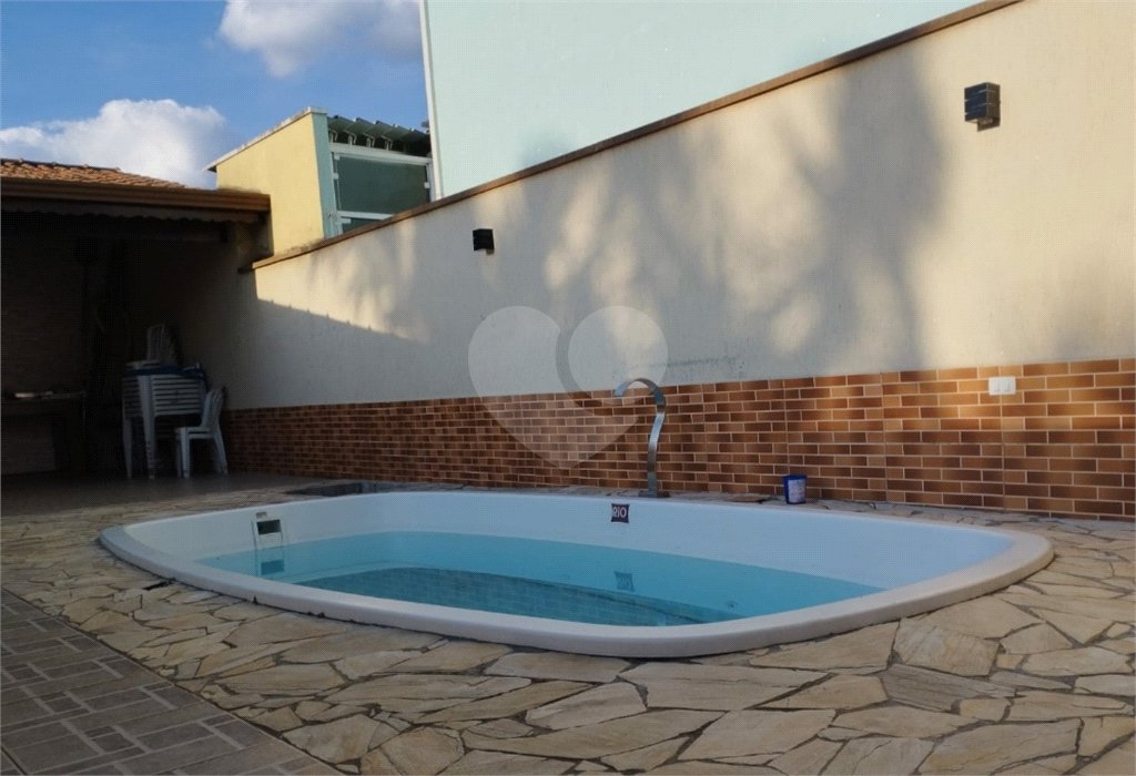 Sobrado à venda com 3 quartos, sendo 1 suíte,  em Jardim Santa Rita de Cássia, Suzano, SP