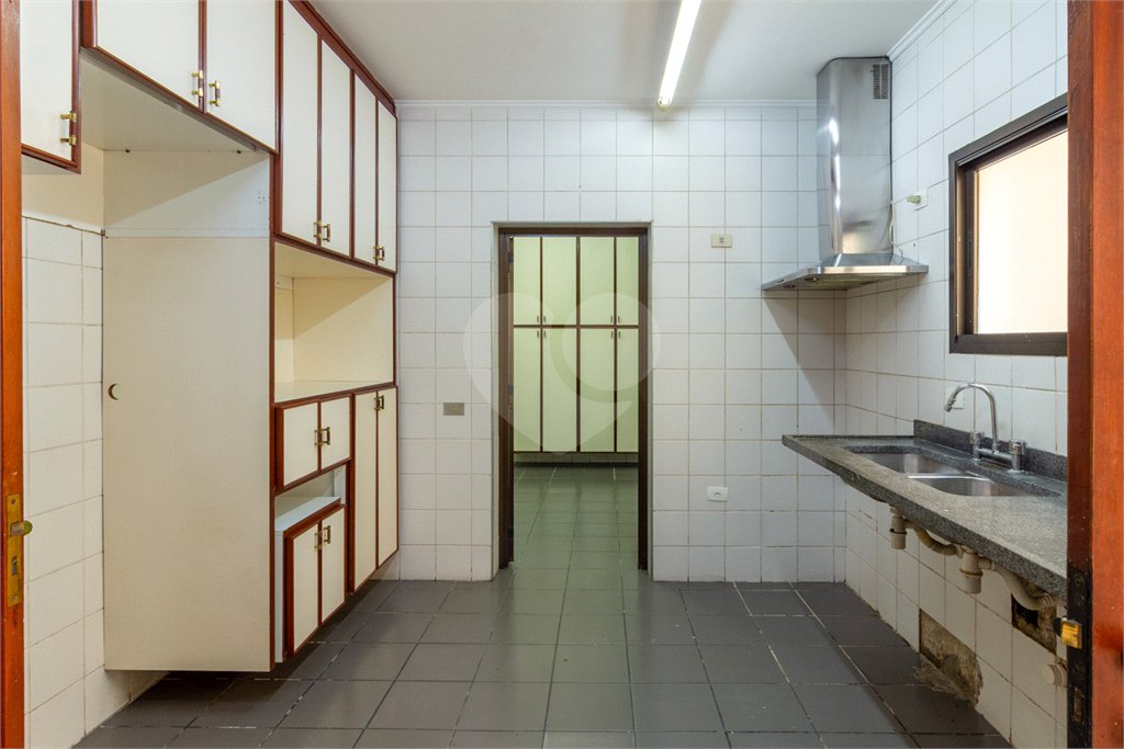 Casa à venda com 4 quartos, sendo 3 suítes,  no condomínio Vila das Flores, São Paulo - SP