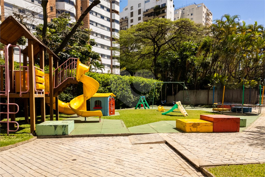 Apartamento à venda com 3 quartos, sendo 1 suíte, em Moema, São Paulo, SP