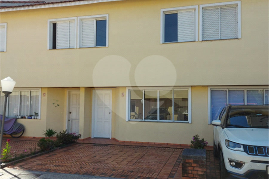 Casa à venda com 3 quartos, sendo 1 suíte, no condomínio Vila das Macieiras, São Paulo - SP