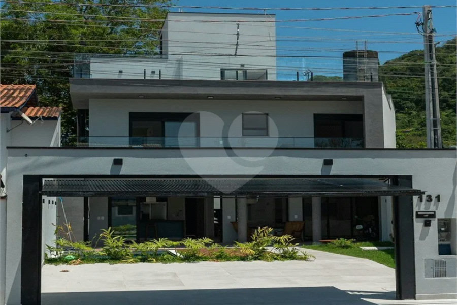 Sobrado à venda com 4 suítes em Juquehy, São Sebastião, SP