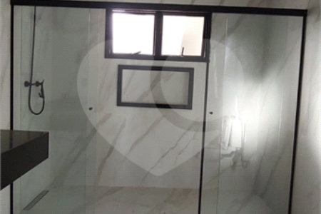 Casa à venda ou para alugar com 5 quartos, sendo 3 suítes, no condomínio Figueira Garden, Atibaia - SP