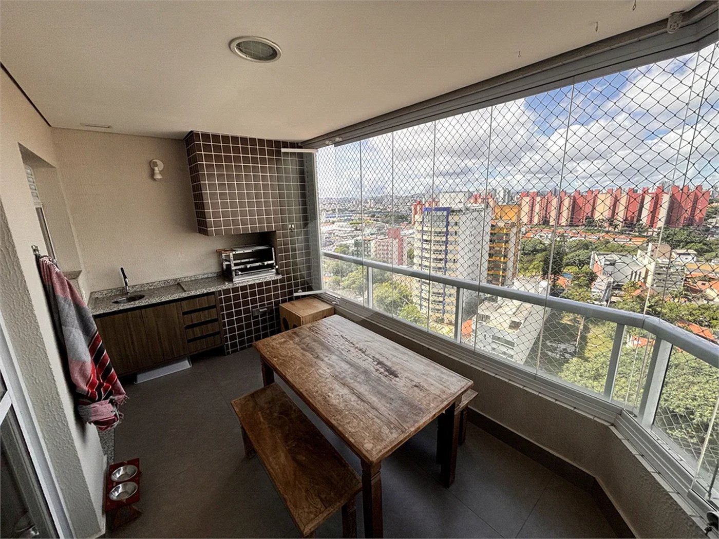 Apartamento com 77m² , 2 dormitórios , sendo 1 suíte , 2 vagas de garagem , a venda no bairro Rudge Ramos.
