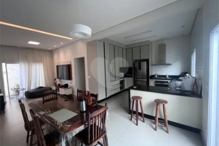 Casa à venda com 5 quartos, sendo 1 suíte, no condomínio Portal da Serra, São José dos Campos - SP