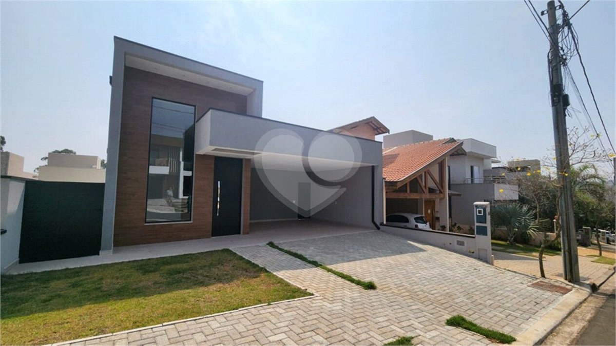 Casa à venda com 3 suítes no condomínio Vita Verdi, Valinhos - SP