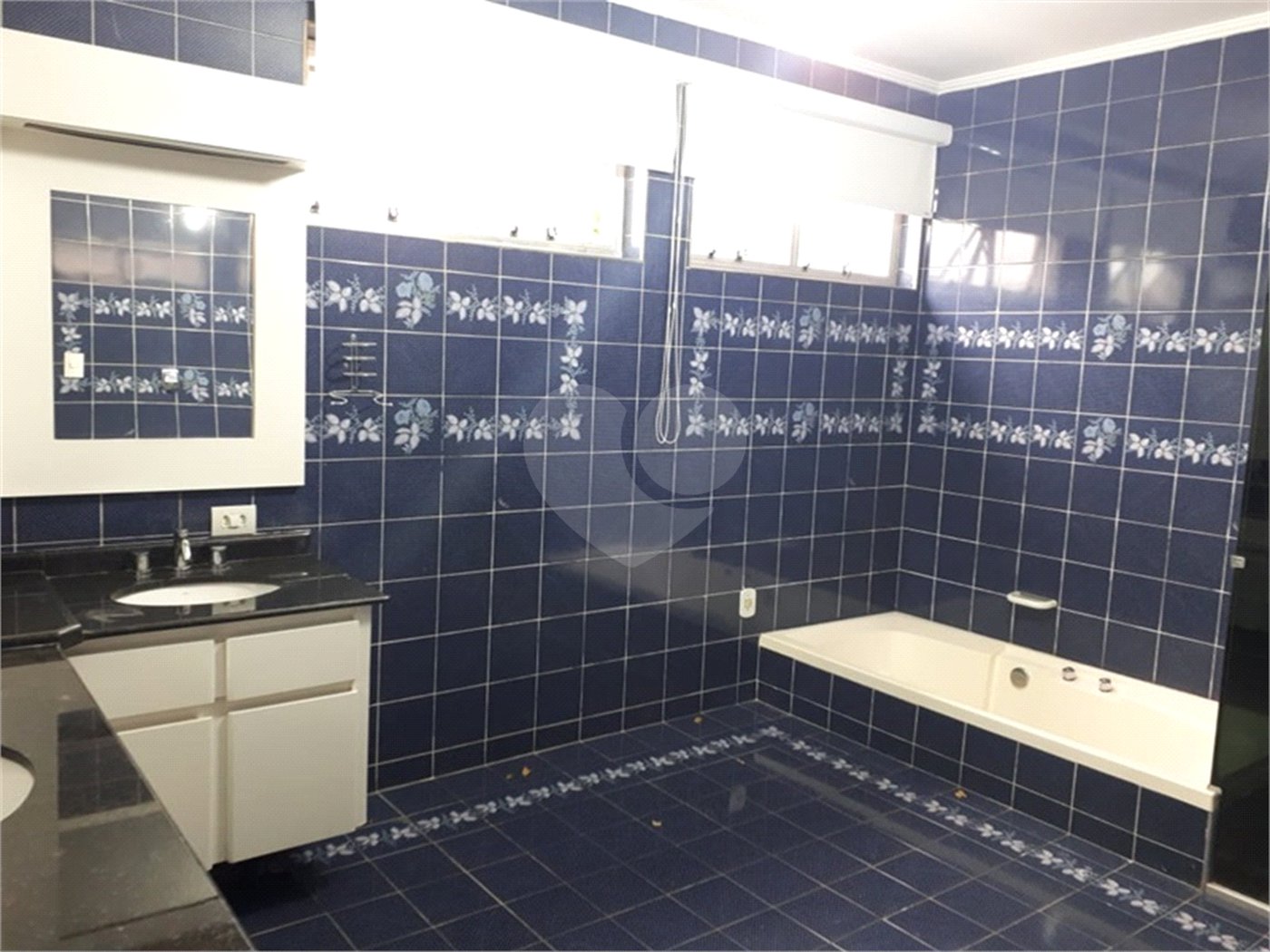 Sobrado à venda com 5 quartos, sendo 3 suítes, em Tremembé, São Paulo, SP