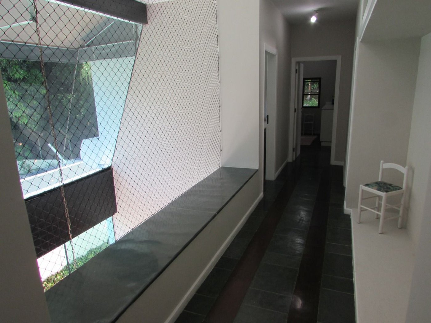 Casa de Alto Padrão com 5 Suítes e Lazer Completo– Guarujá