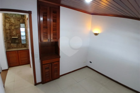 Casa à venda ou para alugar com 3 quartos, sendo 2 suítes, no condomínio Chácara das Rosas, São Paulo - SP