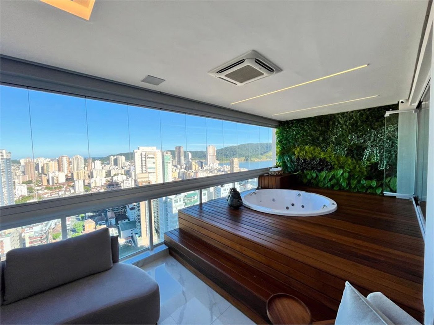 Apartamento com 1 quarto com hidromassagem e vista para o mar à venda em Aparecida - SP