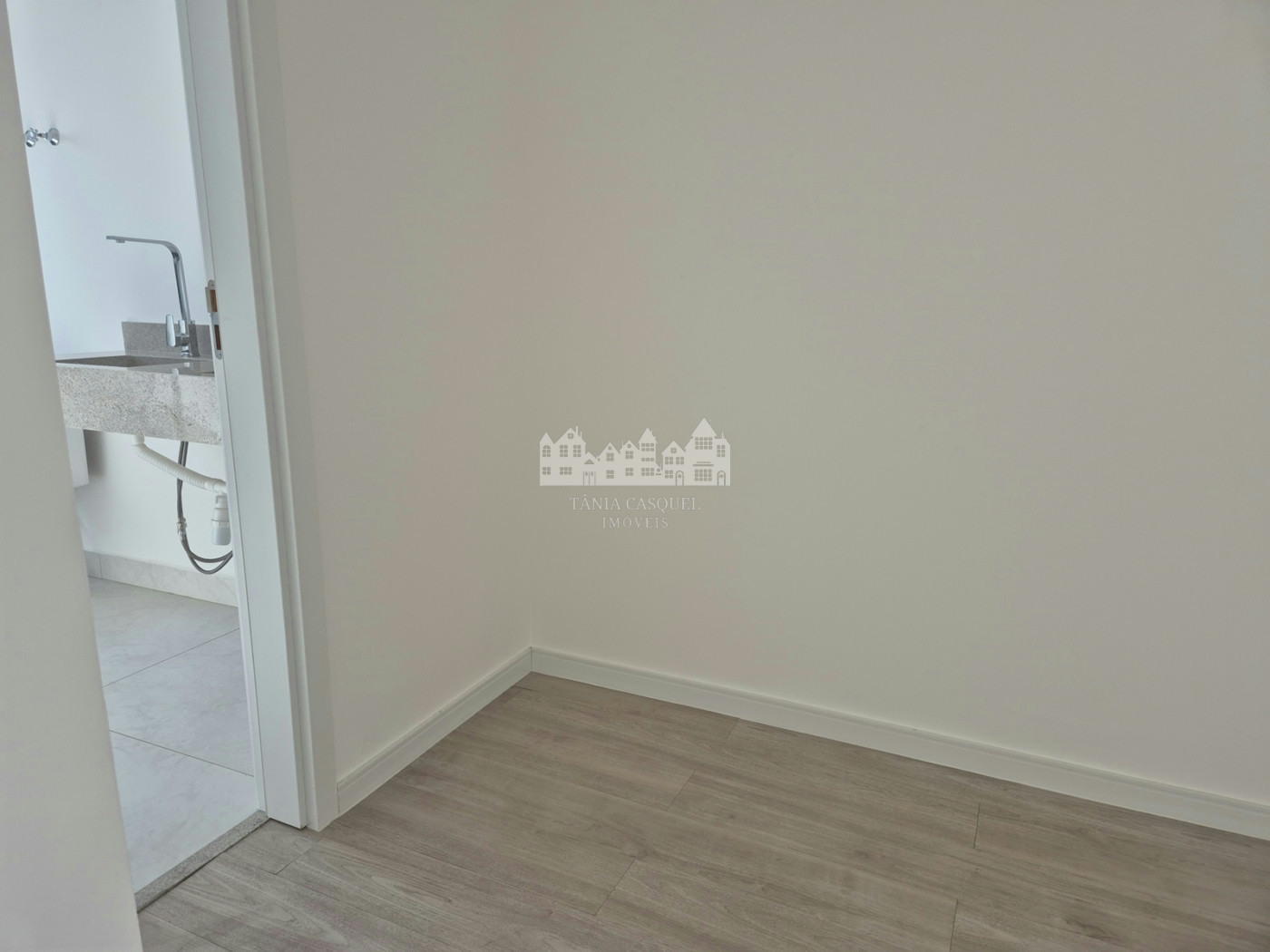 Casa à venda com 4 quartos, sendo 3 suítes, em Vila Petrópolis, Atibaia, SP