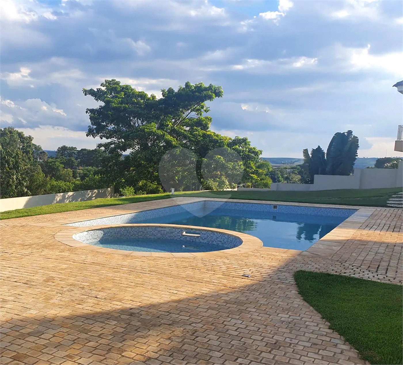 Casa à venda com 5 quartos, sendo 4 suítes, no condomínio Sol Vinhedo, Vinhedo - SP