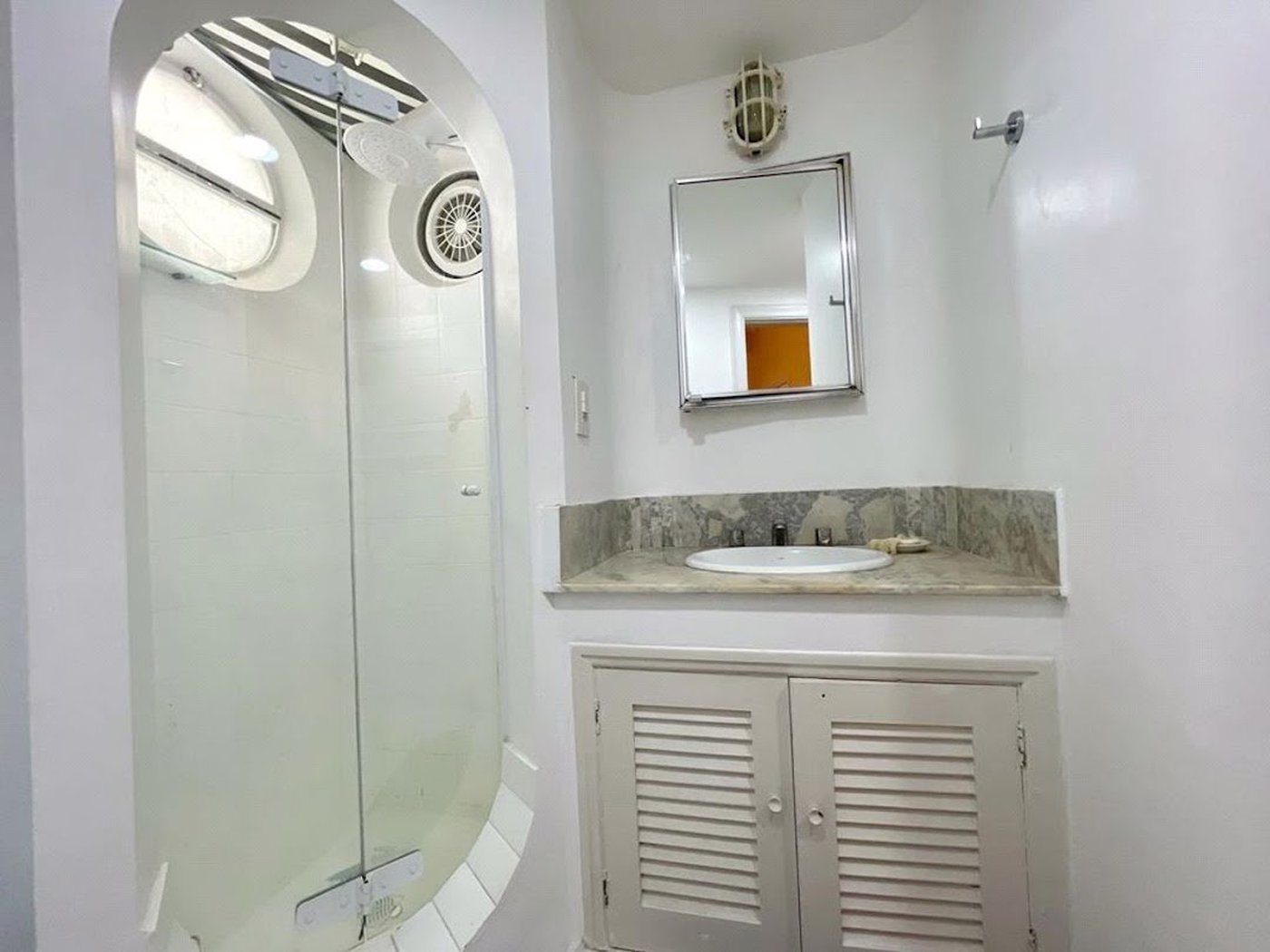 Apartamento Frente Mar com 4 Quartos para Venda ou Locação em Pitangueiras – Guarujá/SP