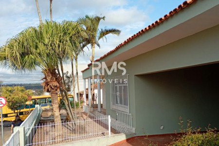 Casa à venda ou para alugar com 3 quartos, sendo 1 suíte,  no Centro, Angatuba, SP