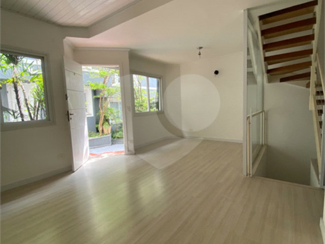 Casa à venda com 3 quartos, sendo 1 suíte,  no condomínio Village Santa Cecilia, São Paulo - SP