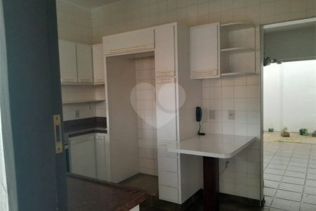 Linda casa para venda / Locação em bairro nobre