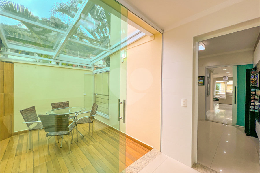 Casa à venda com 4 quartos, sendo 2 suítes,  no condomínio Floradas da Serra, São Paulo - SP