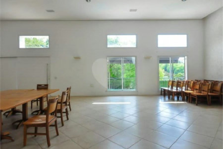 Casa à venda com 4 quartos, sendo 2 suítes, no condomínio Vila das Flores, São Paulo - SP