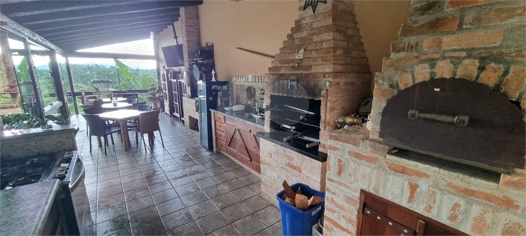 Sobrado à venda com 3 suítes em Serra da Cantareira, Mairiporã, SP
