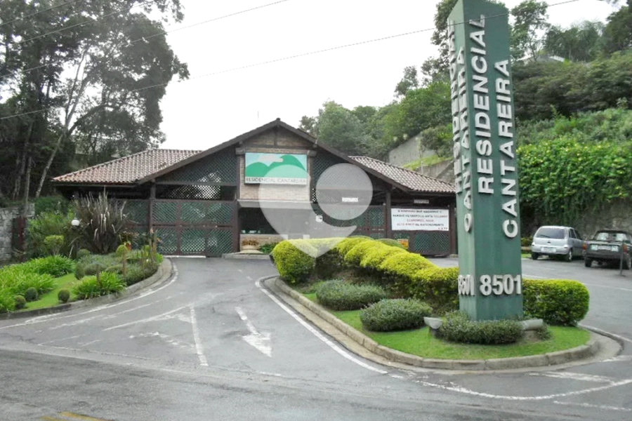 Casa à venda com 4 quartos, sendo 3 suítes, no condomínio Cantareira, Mairiporã - SP