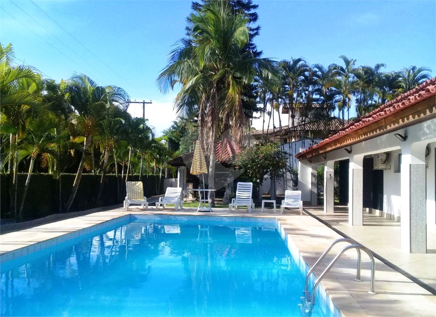 Casa à venda com 8 quartos, sendo 6 suítes,  no condomínio Acapulco, Guarujá - SP