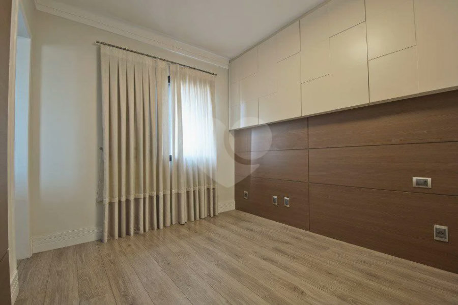Linda cobertura Duplex om 3 dormitórios, sendo uma suíte com armários e ar condicionado e 2 vagas .