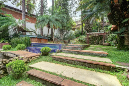 Sobrado à venda ou para alugar com 4 quartos, sendo 1 suíte, em Chácara Monte Alegre, São Paulo, SP
