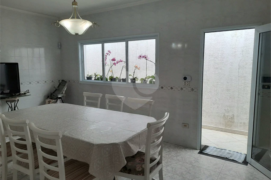casa térrea na Vila Romana, 07 vagas de garagem, 4 quartos,, sendo 1 suíte amplo quintal.
